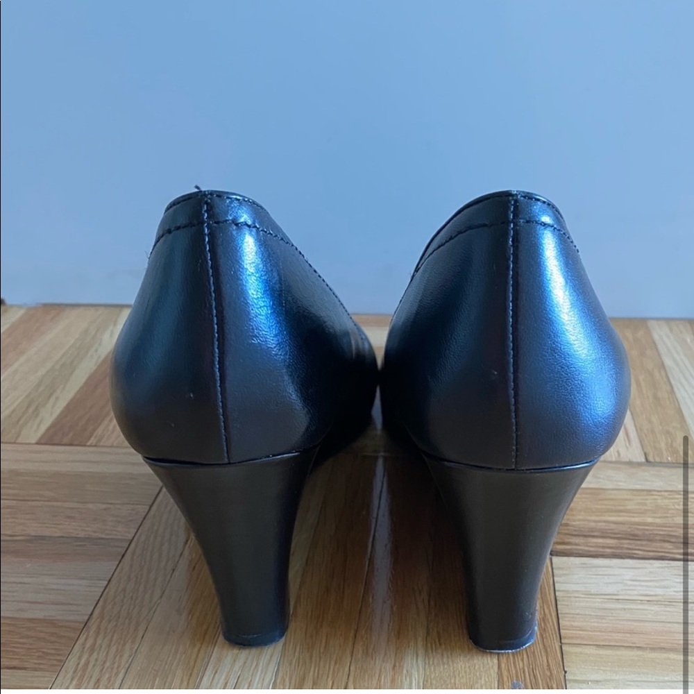 Nine West Women’s shoes
Size 9
Minor damage inside the sole only.. - Picture 10 of 10